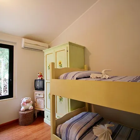 Azzurra Nel Centro Di Villa *
